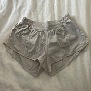 Lululemon Hotty Hot low rise 2.5 inch size 4